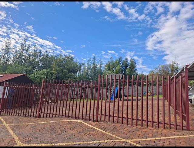 2 BEDROOM TOWNHOUSE FOR SALE IN ROODEKRANS